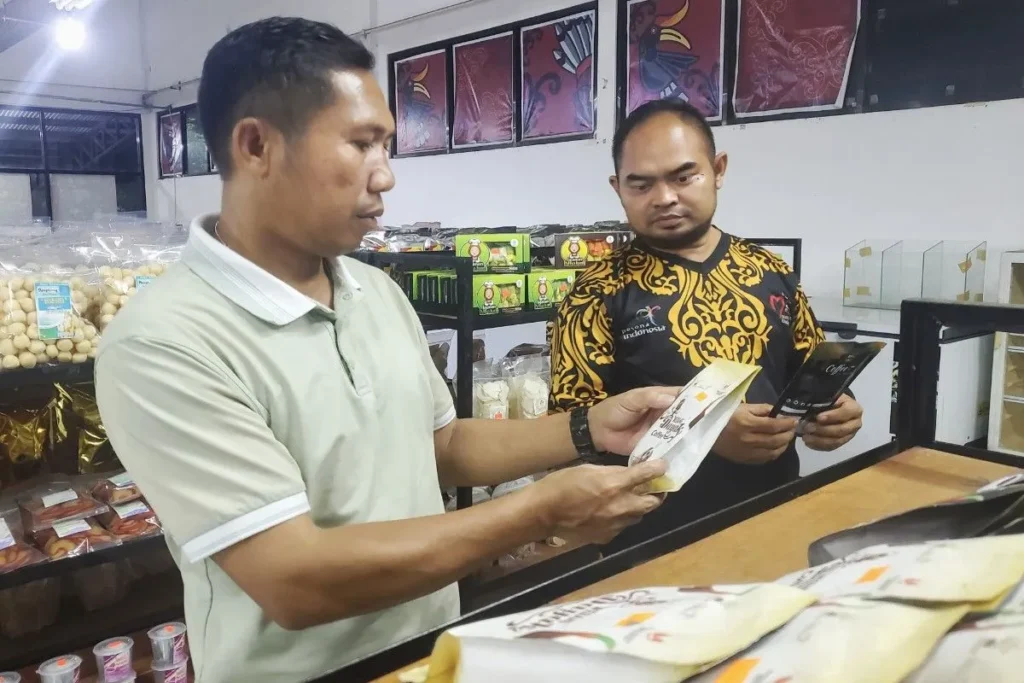 Plt Kepala DKUKMPP Kotim Muslih (kiri) dan Pengelola baru Swalayan UMKM Sampit Rahmad Noor (kanan) saat mengecek produk-produk di Swalayan UMKM Sampit, Minggu malam (12/4/2026)